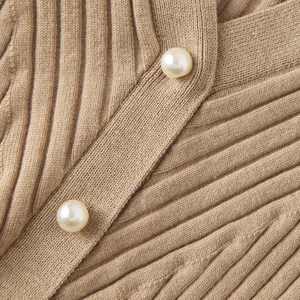 Robe mi-longue plissée en tricot côtelé à col en V beige personnalisée du fabricant de vêtements haut de gamme pour les femmes à manches longues avec bouton perlé pour le printemps - Product Image 6