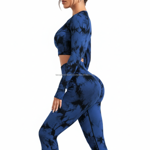 ชุดโยคะผู้หญิงแบบสั่งทำ OEM ลายย้อมสีแบบริบ ท็อปครอปแขนยาวมีรูสำหรับนิ้วโป้ง และเลกกิ้งเอวสูง ชุดออกกำลังกาย 2 ชิ้น - Product Image 3