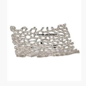 Venta directa de fábrica Diseño de bandeja de metal para Navidad Hogar Hotel Mesa Tuercas Uso de frutas Bandeja decorativa al por mayor - Product Image 1