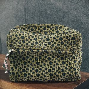 Pochette pratique en velours de coton imprimé à la main avec motif géométrique pour le rangement ou l'organisation - Product Image 2