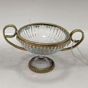 Bol à glace en verre au design moderne avec socle, idéal pour servir des desserts de luxe dans les restaurants haut de gamme ou lors de réunions de famille - Product Image 1