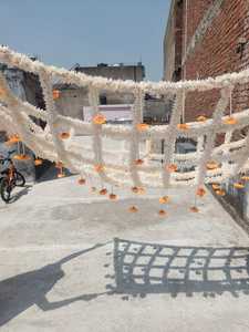 Flor Artificial Hecha a Mano Personalizada, Phoolon Ki Chaadar |   Blanco y Amarillo con Perlas Colgantes |   Toldo de Entrada para Bodas - Product Image 3