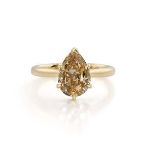 Anillo Luminoso de Diamante Cultivado en Laboratorio VS1 de 2.76 Ct, Color Marrón Claro, en Oro Amarillo de 14K, Tono Cálido, Tipo Old Mine Pear Fine Champagne - Product Image 1