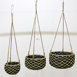 Jardinière suspendue auto-arrosante faite à la main à partir de paniers tissés en jacinthe d'eau et en jonc de mer Vietnam - Product Image 1