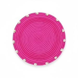 แผ่นรองจานสีชมพูสดใสทรงกลมถักเปีย แผ่นรองจานจากหญ้าทะเลสีสันสดใสสไตล์ร่วมสมัย ตกแต่งโต๊ะอาหารแบบมินิมอลทันสมัย สีสันสดใส เป็นมิตรต่อสิ่งแวดล้อม - Product Image 4