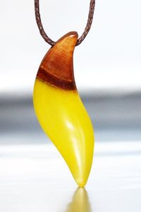 Nouveau collier pendentif barre en résine de bois de haute qualité amélioré pour hommes et femmes cadeau élégant pour la rentrée des classes et des cadeaux - Product Image 3