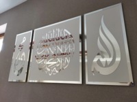 Décoration murale élégante en métal au design géométrique avec des éléments faits à la main, parfaite pour la décoration de la maison élégante