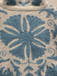 TNT Velvet Suzani Veste brodée à la main Broderie Kashmiri Veste courte Col Mandarin Veste chauffante pour femme - Product Image 4