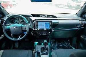 HI LUX 5 PLAZAS 200-299HP Turbo Diésel Transmisión Automática Interior de Cuero Oscuro Techo Solar Panorámico Izquierdo R21 SUV Tacoma 2024 - Product Image 3