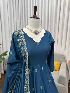 Conjunto de Vestido, Dupatta y Pantalón de Seda Crepé Natural con Diseño de Lentejuelas para Fiestas de Alta Costura - Product Image 4