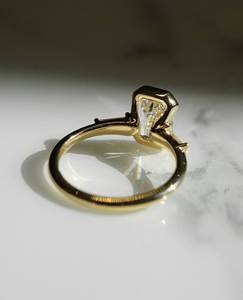 Anillo de Diamante Cultivado en Laboratorio con Corte Esmeralda de 2.20 CTW, Anillo de Compromiso y Boda de Tres Piedras, Oro Amarillo de 4K, VS1, Joyería Fina, Venta al Por Mayor de Fábrica - Product Image 3