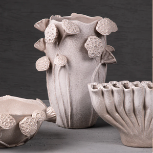 Vase haut en céramique blanche à texture plissée 3D, finition mate, géométrique contemporain, magnifique vase. - Product Image 3