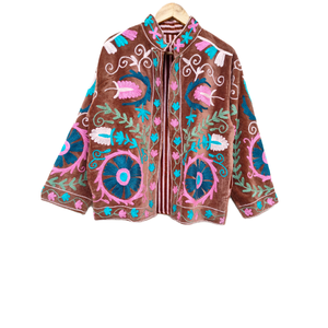 Veste Velvet Artisan Brodé Suzani Velvet Jacket avec Grey Striped Fabriqué avec des matériaux de haute qualité et a un look Suzani - Product Image 3