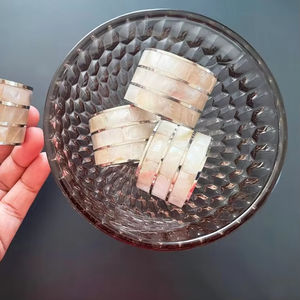 Anneaux de serviette en bois d'olivier faits à la main 1 6/8 \ "diamètre cadeaux de mariage hautement figurés - Product Image 1