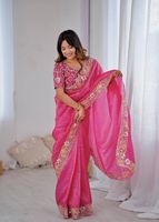 Saree en soie Gold Crush Premium avec des fils à broder lourds Codding et paillettes fonctionnent parfaitement pour la saison des mariages