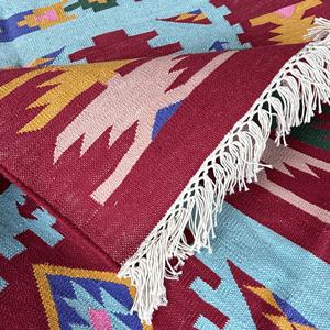 Tapis à tissage plat géométrique personnalisé fait à la main par des artisans indiens qualifiés bleu et rouge tapis et ensembles en coton teints en légumes - Product Image 4