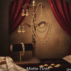 Elegante Juego de Joyería Nupcial India Tradicional en Oro Mate, Collar Étnico Hecho a Mano, Pendientes y Maang Tikka - Product Image 4