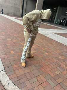 ชุดวอร์มผู้ชายแบบสั่งทำพิเศษ เสื้อฮู้ดดี้และกางเกงขายาวลายฟอกสี พร้อมปักลายปะติดแบบดิสเทรส - Product Image 6