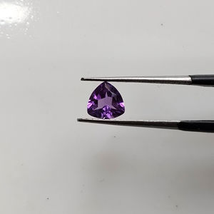 พลอยอะมีทิสต์แอฟริกันธรรมชาติ 6 มม. ทรงทริลเลียนคัต คุณภาพดีที่สุด ผลิตภัณฑ์พลอยหลวมที่ผ่านการปรับขนาดแล้ว สำหรับทำเครื่องประดับ - Product Image 1