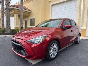 Voiture d'occasion de qualité et abordable, Toyota Yaris iA rouge 2017, conduite à gauche - Product Image 3