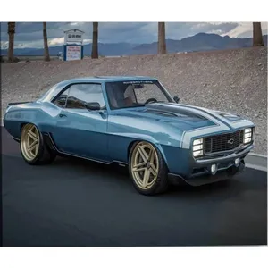 Impression sur toile Fida Blue Restomod Camaro avec roues dorées - Product Image 6