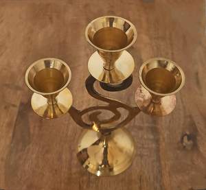 เชิงเทียนโลหะสีทองแบบทันสมัยพร้อมพายุเฮอริเคนแก้วสำหรับตกแต่งห้องนั่งเล่นหรือโต๊ะอาหาร - Product Image 4