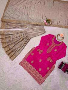 Nouvelle tenue pakistanaise traditionnelle de style long et mince, pour les fêtes d'hiver, avec un haut, un sharara et un dupatta, vêtements indiens - Product Image 2