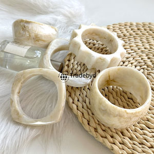 Bracelet en résine de luxe pour femme Cadeau de fête et de mariage parfait par Tradebyd - Product Image 1