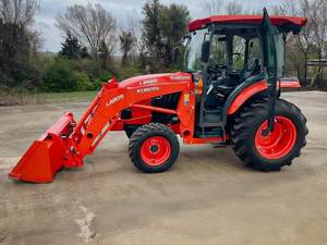 Tracteur agricole Kubota LA1854 4x4 rouge avec pelle frontale multifonctionnelle - Product Image 2