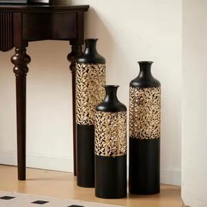 Juego de 3 jarrones de suelo de metal negro con un elegante diseño dorado para decoración del hogar de lujo Centros de mesa y exhibiciones de eventos con estilo - Product Image 6
