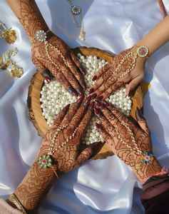 Pulsera chapada en oro con perlas y Kundan Hath Panja, con anillo de cadena, recuerdos para damas de honor, Sangeet, Haldi, Joyería Jaggo, adornos de mano para mujer - Product Image 2