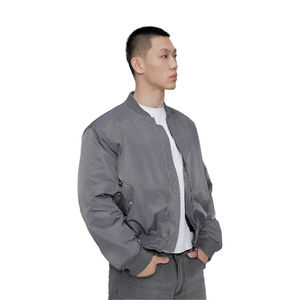 แจ็คเก็ตบอมเบอร์ผ้าซาตินสีเทาเข้มสำหรับฤดูหนาว กันน้ำ กันลม ราคาขายส่งสุดคุ้ม ทรงปกติ แต่งขอบเสื้อเข้าชุด - Product Image 4