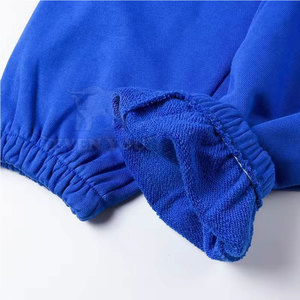 Pantalones deportivos con estampado puff, tela de algodón suave, corte relajado, estilo urbano moderno a precio económico. - Product Image 3