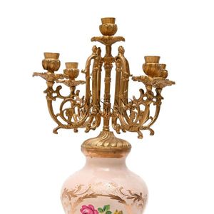 Candelabros antiguos de porcelana y latón, diseño adornado clásico europeo, centro de mesa decorativo de lujo para interiores elegantes - Product Image 3