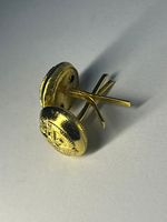 Kancing Logo Timbul Ramah Lingkungan 2 Lubang Berlapis Emas 24 Karat Muscat P-CAP Shank