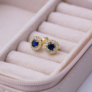 Boucles d'oreilles clous minimalistes en argent sterling 925 plaqué or, saphir CZ, fabrication artisanale, vente en gros turque, pour cadeau de fête - Product Image 2