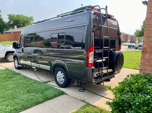 Caravane, camping-car, autocaravane pour les voyages et les activités de plein air. - Product Image 2