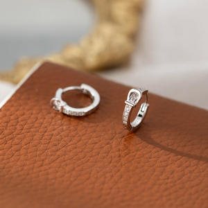 Pendientes de Aro con Hebilla de Plata de Ley 925 y Circonita Cúbica, Estilo Minimalista - Product Image 1