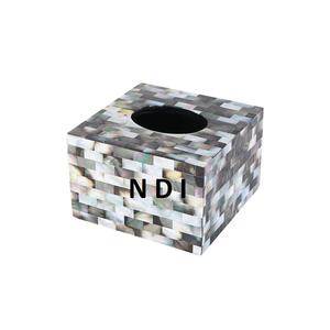 Boîte à mouchoirs décorative multifonctionnelle en bois de noyer avec finition gaufrée pour mariages royaux - Product Image 3