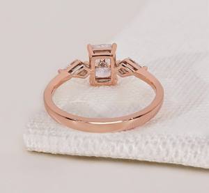 Anillo de Diamante Radiante de 1.27 CT Cultivado en Laboratorio, Certificado IGI, Oro Rosa de 14K, Claridad VVS2, Chapado en Rodio, Joyería Nupcial de Lujo al por Mayor - Product Image 4