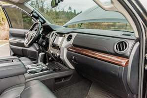 โตโยต้า ทุนดรา ลิมิเต็ด ครูว์แม็กซ์ ปี 2017 เครื่องยนต์ดีเซลเทอร์โบ ขับเคลื่อน 4 ล้อ พวงมาลัยซ้าย ยาง R20 วิ่ง 1-25000 ไมล์ เจ้าของเดียว รถมือสอง - Product Image 6