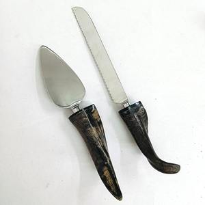 Ensemble de couverts durables au design moderne avec manche en corne naturelle Ensemble de couteaux de serveur de gâteau en acier inoxydable pour mariage vintage - Product Image 1
