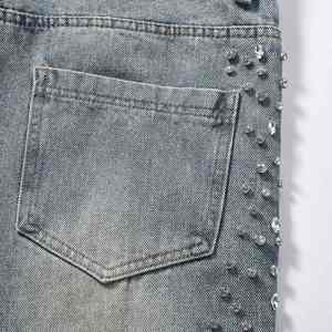 Sentez la qualité supérieure des pierres de qualité industrielle qui ne perdent jamais leur éclat sur votre pantalon en jean moderne orné de strass. - Product Image 4