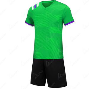Kits de fútbol 2026 personalizados para hombres, camisetas de fútbol de tela transpirable y conjuntos de pantalones cortos para clubes, transpirables y sostenibles - Product Image 3