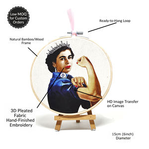 Décoration artisanale en broderie pop art sur cerceau |   Portrait de reine et d'icône rock en techniques mixtes pour la vente au détail et la décoration intérieure 15cm - Product Image 2