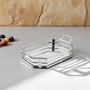 Bandeja de metal con forma de Octágono rectangular de estilo moderno, vidrio transparente y líneas nítidas equilibradas en una mesa de cóctel o bandeja de aparador - Product Image 1