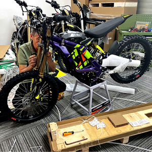 Bicicleta Eléctrica Deportiva de Montaña Surron Light Bee LBX 8Kw Nueva, Color Morado, Verde y Amarillo, con Asiento Negro y Horquillas Doradas - Product Image 1