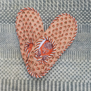 Pantoufles matelassées élégantes en tissu imprimé en coton avec semelle non glissante Pantoufles d'été décontractées et de plage Accessoires unisexes - Product Image 2