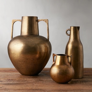 Vase en aluminium doré pour la décoration de tables de maison Vase à fleurs en métal Décoration extérieure Vase à fleurs utilisé à la main pour le salon royal - Product Image 2