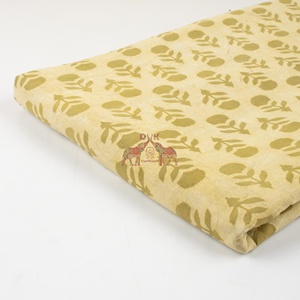 Hermosa tela de algodón estampada a mano con motivos florales para ropa, ropa de cama y decoración del hogar. - Product Image 2